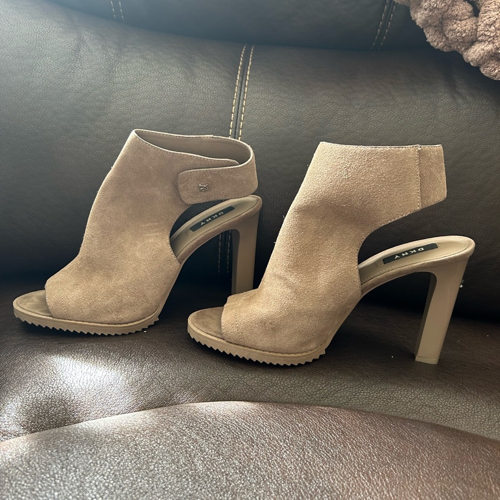 DKNY Taupe suede sandal